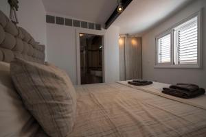 Beachhouse with amazing terrace next to the ocean