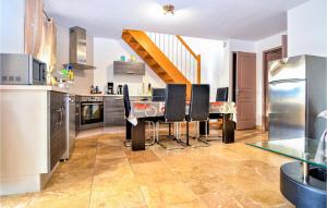 Maisons de vacances Awesome Home In Flaux With Outdoor Swimming Pool, Wifi And 3 Bedrooms : photos des chambres