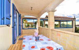 Maisons de vacances Awesome Home In Flaux With Outdoor Swimming Pool, Wifi And 3 Bedrooms : photos des chambres