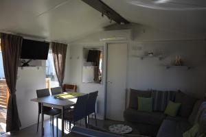 Campings Mobil home - Clim, LV, LL, TV - Camping LA CARABASSE 4 etoiles - MH-A004 : photos des chambres