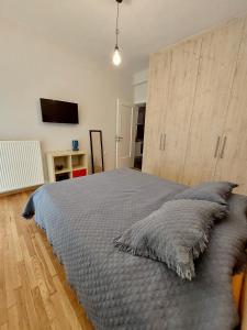 Christina-Anna Athens City Center walking distance to everywhere and Acropolis, in One of the most Favorable Locations by National Gardens and Zoo, Hellenic Parliament in Syntagma and Stylish Exquisite Kolonaki Cozy Renovated Apartment