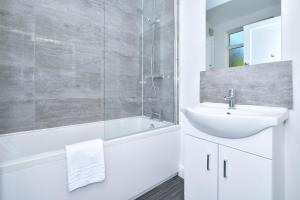 Lily House by YourStays - Cosy 3 Bedroom House in Crewe