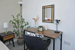 Lily House by YourStays - Cosy 3 Bedroom House in Crewe