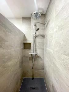 Appartements L'Odyssee provencale, un duplex de charme de 2 chambres au pied du village medieval de Bormes-les-Mimosas, offrant des prestations haut de gamme et une superbe vue sur le Massif des Maures : photos des chambres