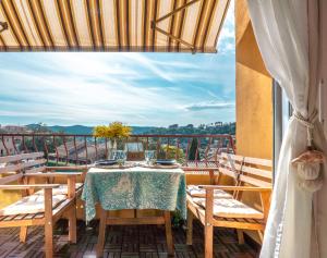 Appartements L'Odyssee provencale, un duplex de charme de 2 chambres au pied du village medieval de Bormes-les-Mimosas, offrant des prestations haut de gamme et une superbe vue sur le Massif des Maures : photos des chambres