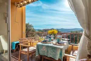 L'Odyssée provençale, un duplex de charme de 2 chambres au pied du village médiéval de Bormes-les-Mimosas, offrant des prestations haut de gamme et une superbe vue sur le Massif des Maures - Collobrières