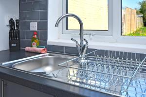 Lily House by YourStays - Cosy 3 Bedroom House in Crewe