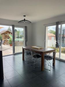 Villas Magnifique villa avec piscine et cabane : photos des chambres