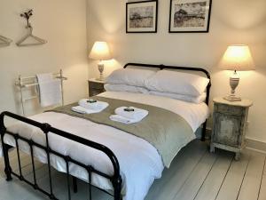 Delightful Seaside Binnacle Cottage -hosted by Whitstable-Holidays