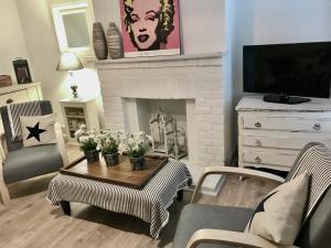 Delightful Seaside Binnacle Cottage -hosted by Whitstable-Holidays