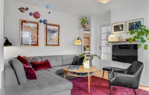 2 Bedroom Cozy Home In København S