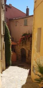 Appartements L'Odyssee provencale, un duplex de charme de 2 chambres au pied du village medieval de Bormes-les-Mimosas, offrant des prestations haut de gamme et une superbe vue sur le Massif des Maures : photos des chambres