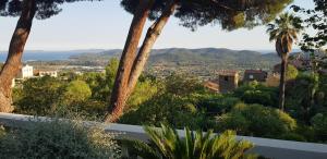 Appartements L'Odyssee provencale, un duplex de charme de 2 chambres au pied du village medieval de Bormes-les-Mimosas, offrant des prestations haut de gamme et une superbe vue sur le Massif des Maures : photos des chambres