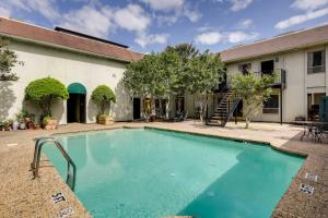 Chic Dallas Condo with Pool, Walk to Knox Street!