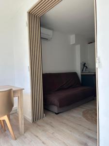 Charmant studio neuf 150m plage sur avenue principale climatisé et parking