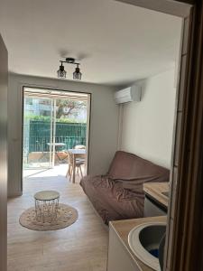 Charmant studio neuf 150m plage sur avenue principale climatisé et parking