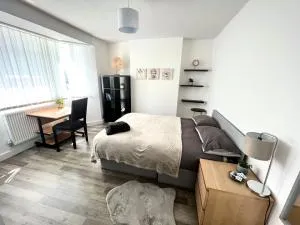 Modern Double Room with Fire TV - Bromley