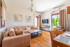 Gold Crest Home in Drapanias beach, Nopigia