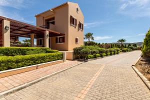Gold Crest Home in Drapanias beach, Nopigia