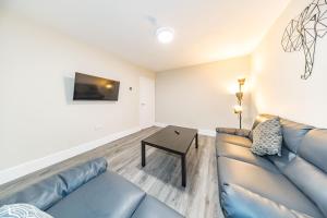RYAN AIR I BNB - Huge 4 Bedroom House with Free Parking