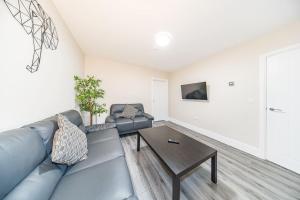 RYAN AIR I BNB - Huge 4 Bedroom House with Free Parking