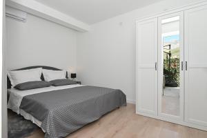 Romantic Escape With Private Hot Tub Near Split