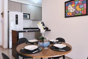 2 QUARTOS com Churrasqueira na Varanda, Piscina, Garagem interna, WiFi 500mbps, Ar Condicionado e Telas de Proteção