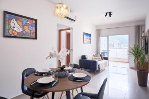 2 QUARTOS com Churrasqueira na Varanda, Piscina, Garagem interna, WiFi 500mbps, Ar Condicionado e Telas de Proteção