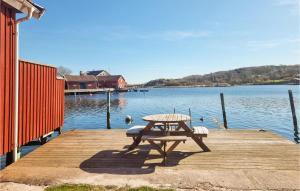 Amazing Home In Hovenäset With Kitchen