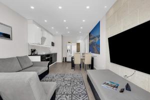 Cliffside Breeze Apartment