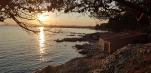 Appartements L'Odyssee provencale, un duplex de charme de 2 chambres au pied du village medieval de Bormes-les-Mimosas, offrant des prestations haut de gamme et une superbe vue sur le Massif des Maures : photos des chambres