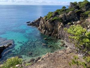 Appartements L'Odyssee provencale, un duplex de charme de 2 chambres au pied du village medieval de Bormes-les-Mimosas, offrant des prestations haut de gamme et une superbe vue sur le Massif des Maures : photos des chambres