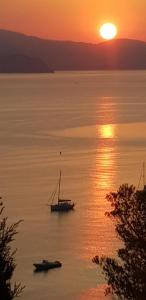 Appartements L'Odyssee provencale, un duplex de charme de 2 chambres au pied du village medieval de Bormes-les-Mimosas, offrant des prestations haut de gamme et une superbe vue sur le Massif des Maures : photos des chambres