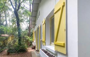 Maisons de vacances Lovely Home In Saint-georges-de-didon With Kitchen : photos des chambres