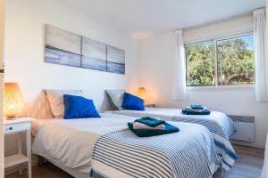 Appartements L'Odyssee provencale, un duplex de charme de 2 chambres au pied du village medieval de Bormes-les-Mimosas, offrant des prestations haut de gamme et une superbe vue sur le Massif des Maures : photos des chambres