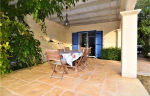 Maisons de vacances Beautiful Home In Flaux With Outdoor Swimming Pool, Wifi And 3 Bedrooms : photos des chambres