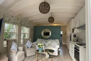 Gorgeous, private cottage in prestigious Newlands. - Glen Dirk Gorgeous, private cottage in prestigious Newlands. - Glen Dirk