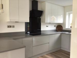 Luxurious 3 bedroom house now with FULL FIBRE INTERNET Shangri la in village of Alfrick with driveway parking for 3 cars in an area of outstanding natural beauty, superb walking,close to Worcester, Malvern showground, theatre, Malvern hills, dogs wel
