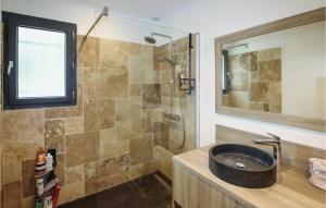 Maisons de vacances Awesome Home In Caumont Sur Durance With Kitchen : photos des chambres
