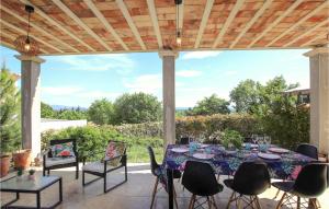 Maisons de vacances Amazing Home In Caumont Sur Durance With Outdoor Swimming Pool, Wifi And Private Swimming Pool : photos des chambres