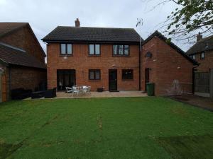 London Luxury 6 Bedroom Family House Sleeps 12 people Parking for 4 Cars Close to tube.