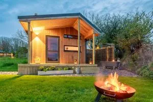 Luxury Glamping Cabin with Outdoor Bath on Cornish Flower Farm - 特鲁罗