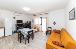 Beautiful Apartment In Marina With Wifi, 3 Bedrooms And Outdoor Swimming Pool