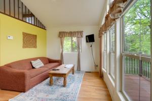 Winery Cabin in Fredericksburg with Wraparound Deck!