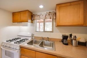 Cozy Fredericksburg Cabin with Shared Hot Tub!