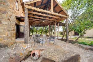 Quaint Fredericksburg Studio with Shared Hot Tub