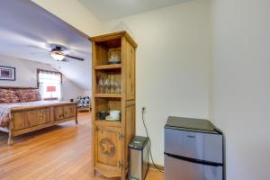 Quaint Fredericksburg Studio with Shared Hot Tub