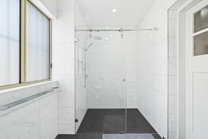 Burwood City Newly renovated 2 Bed 2 Bath Free Private Parking Big Apt
