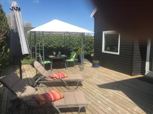 Skøn feriebolig med havudsigt i naturskønt område