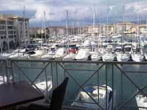 PORT FREJUS CAP HERMES VUE MER ET PORT PIEDS DANS LEAU piscine pkg